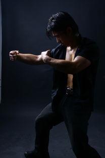 岳松个人资料,从武术奇才到影视明星的跨界传奇